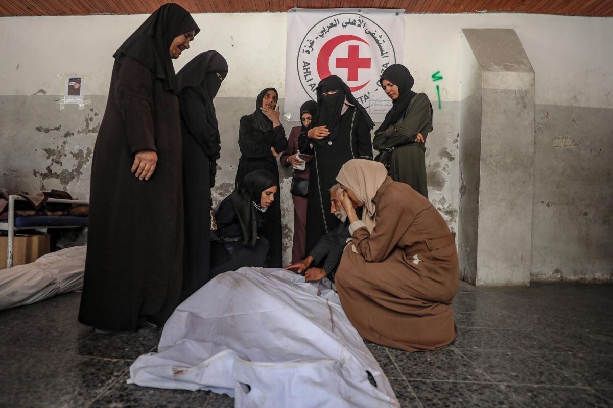 Familiares palestinos de la familia Abu Shaban lloran junto a los cadáveres de sus seres queridos en el Hospital Bautista Al Ahli de la ciudad de Gaza, el 18 de octubre de 2025. Foto: EFE/EPA/MOHAMMED SABER