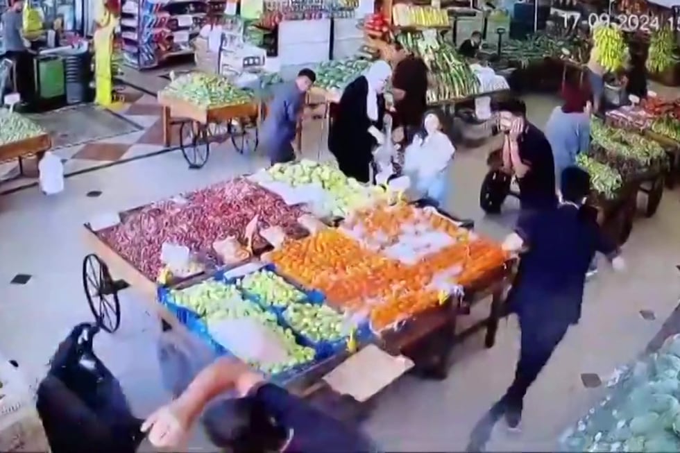 Una imagen tomada de un video muestra la explosión de un beeper y a un hombre cayendo al suelo en un mercado de Beirut, capital del Líbano. (AFP).