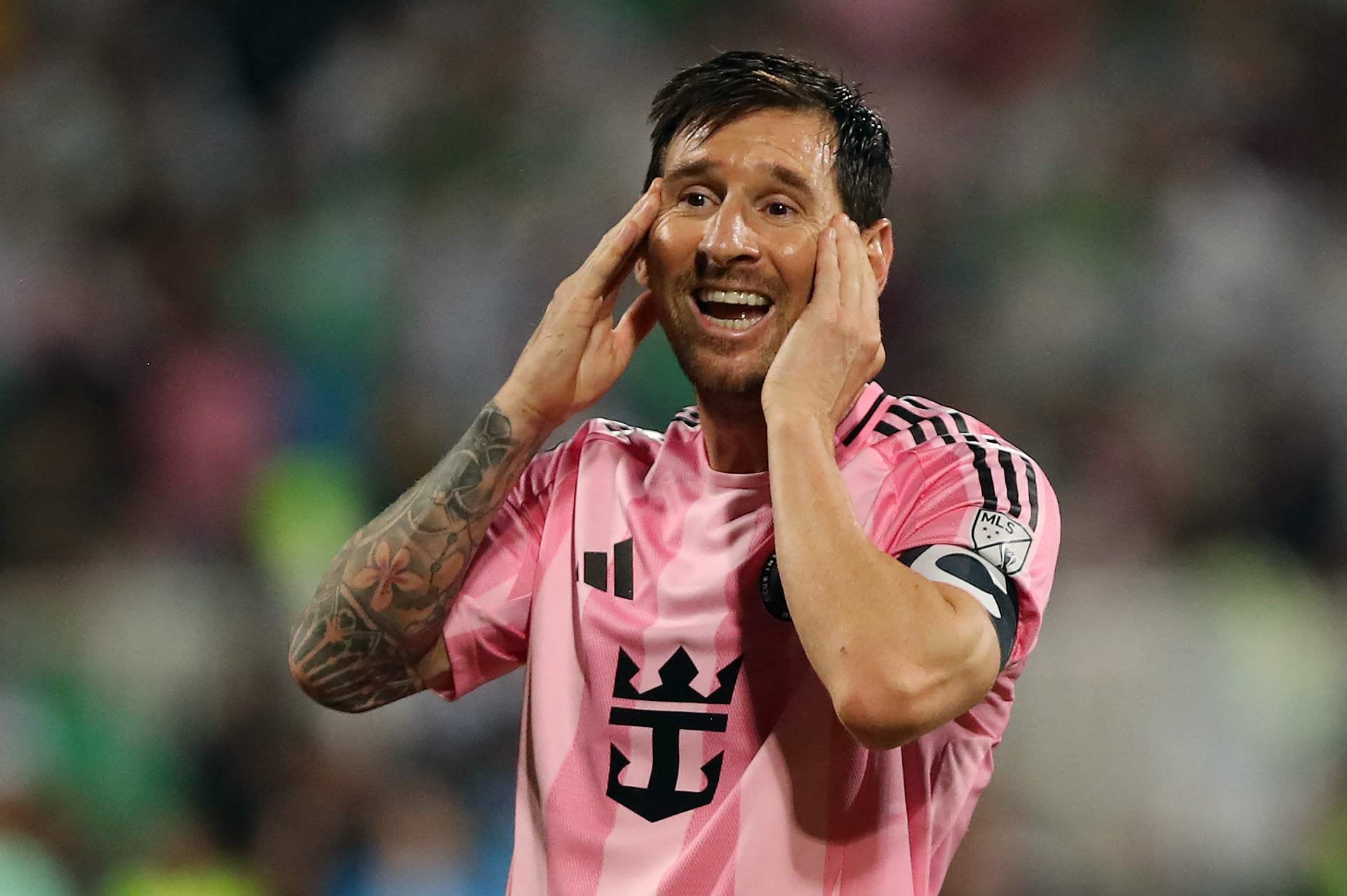El delantero argentino #10 del Inter de Miami, Lionel Messi, hace un gesto durante el partido amistoso entre el Atlético Nacional de Colombia y el Inter de Miami de Estados Unidos en el Estadio Atanasio Girardot en Medellín, Colombia, el 31 de enero de 2026. (Foto de ESTEBAN VEGA LA-ROTTA / AFP)