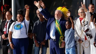 Gente del pueblo le entrega a Lula da Silva la banda ante la ausencia de Bolsonaro
