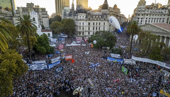 Cientos de miles de argentinos salieron a las calles para protestar en contra del ajuste presupuestario para las universidades públicas.