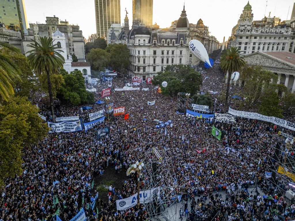 Cientos de miles de argentinos salieron a las calles para protestar en contra del ajuste presupuestario para las universidades públicas.