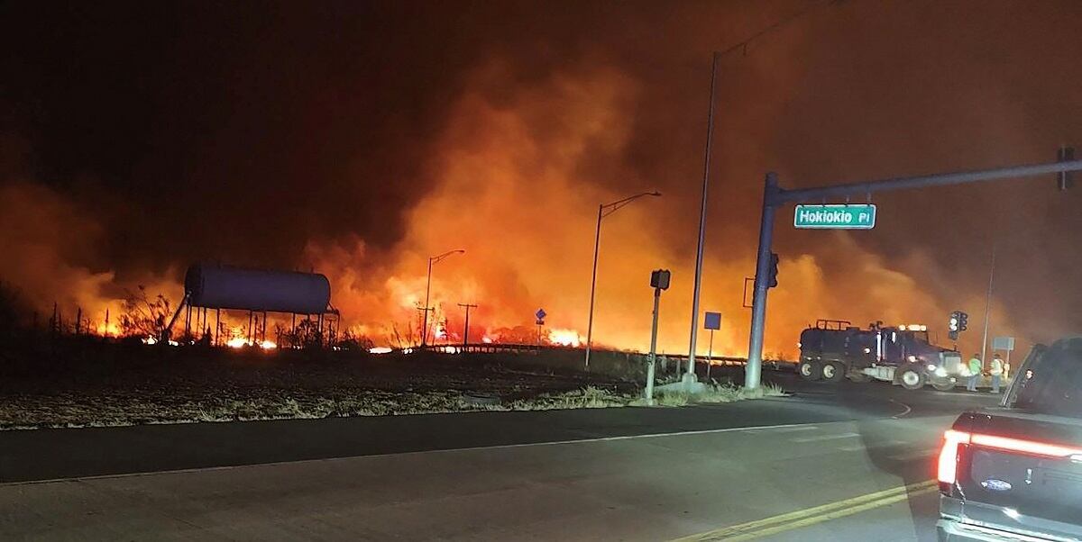 Un incendio forestal en Lahaina, el 9 de agosto de 2023. (Foto de Zeke Kalua / Condado de Maui / AFP)