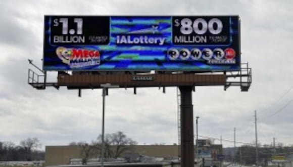 Una valla publicitaria electrónica anuncia los premios mayores de Mega Millions y Powerball, el lunes 25 de marzo de 2024, en Des Moines, Iowa. (Foto AP/Scott McFetridge).