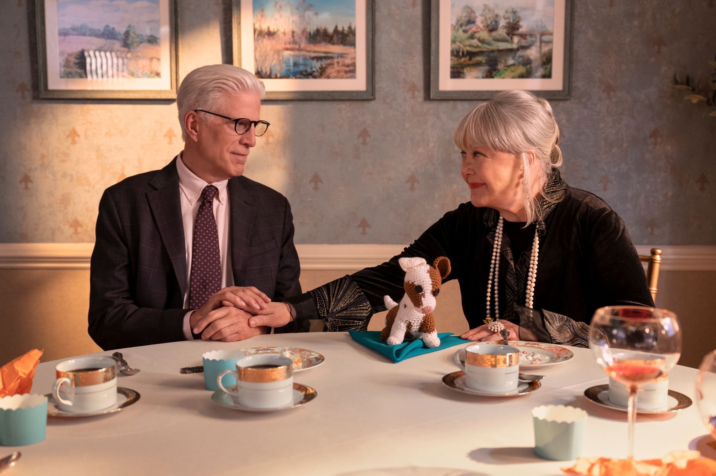 Charles (Ted Danson) descubre que Gladys es la persona que robó el collar de Helen al final de la serie "Un hombre infiltrado" (Foto: Netflix)