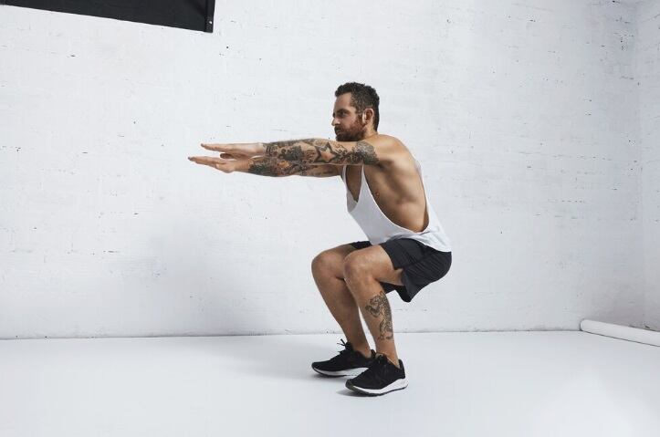 Según el profesional, las sentadillas no solo ayudan a fortalecer los músculos, sino que también pueden aumentar nuestra esperanza de vida. (Foto referencial: Freepik)