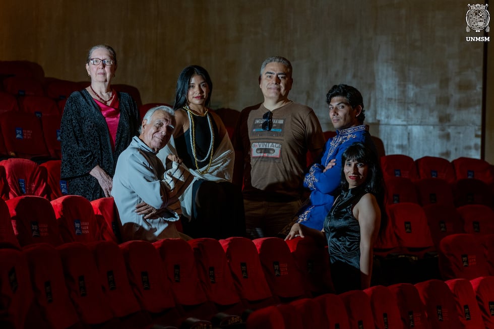 El elenco da vida a múltiples personajes en una propuesta coral bajo la dirección de Percy Encinas, quien articula la puesta desde una mirada contemporánea sobre la obra de Vargas Llosa. (Foto: Archivo Vargas Llosa en escena)