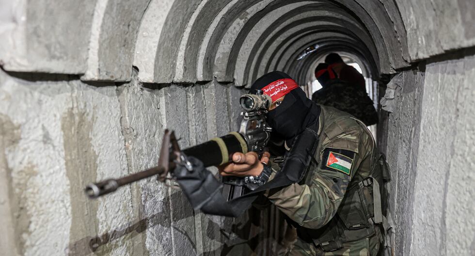Combatientes del Frente Democrático para la Liberación de Palestina (FDLP) caminan por un túnel en el sur de la Franja de Gaza, el 19 de mayo de 2023. (Foto de SAID KHATIB / AFP).