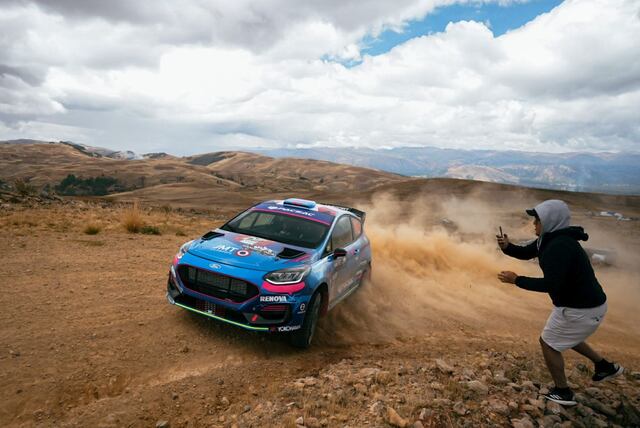 Todos quieren llevarse un recuerdo de la carrera. (Foto: Itea Media / R. de Quesada)
