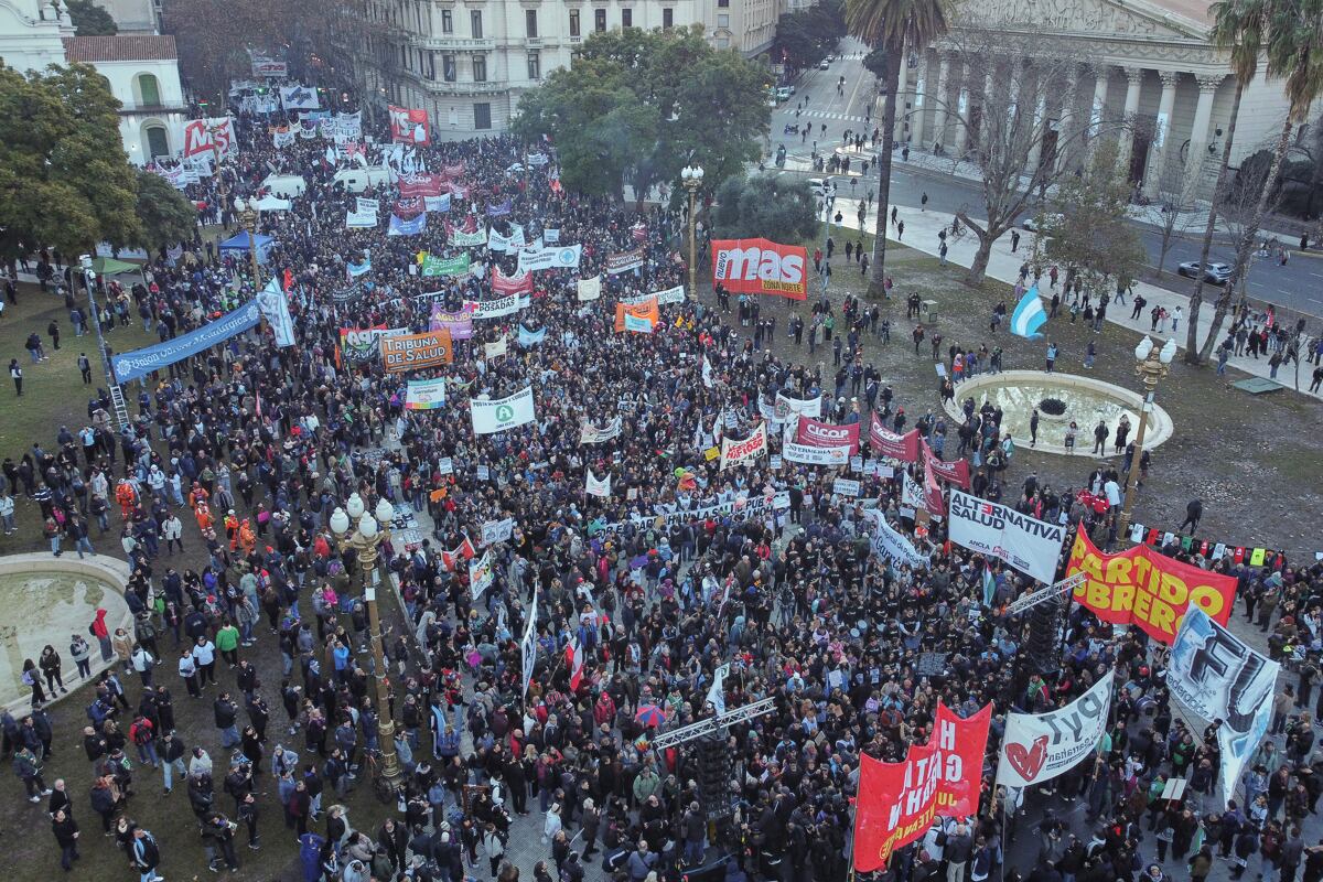 Vista aérea de personas participando en una manifestación, en Buenos Aires, Argentina, el 17 de julio de 2025. (Foto de Stringer / EFE)