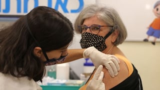 Israel reduce a 50 años la edad mínima para recibir tercera dosis de refuerzo de la vacuna contra el coronavirus