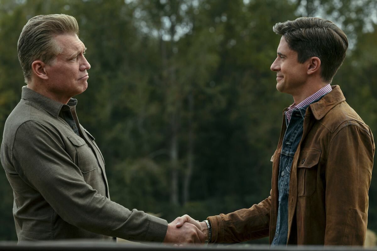 Harlan Buckley (Holt McCallany) debe enfrentar a Grady (Topher Grace) en el último episodio del drama "El frente costero" (Foto: Netflix)