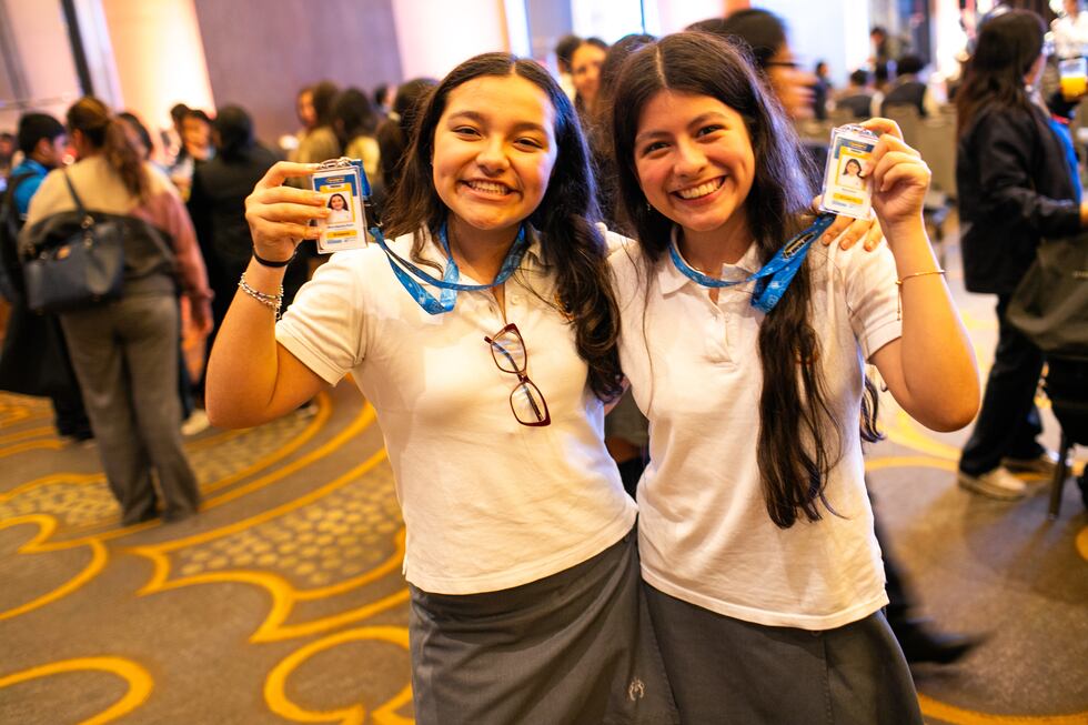 Las corresponsales escolares Alejandra Ponce y Elena Huaraz, felices en la clausura del programa, en el hotel Hilton, Miraflores.