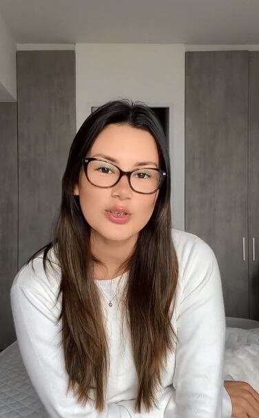 Aunque logró conseguir el documento que le permite ingresar temporalmente al país, el trámite no estuvo libre de imprevistos ni momentos de tensión. (Foto: @rebeparedesc)