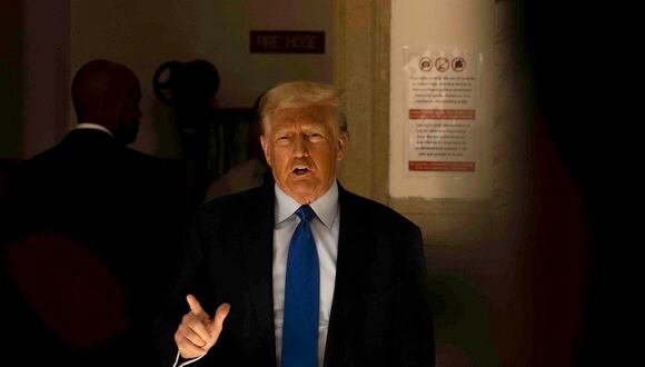El expresidente estadounidense Donald Trump habla con los medios fuera de la sala del tribunal durante una pausa en el testimonio de su exmano derecha Michael Cohen en la ciudad de Nueva York el 24 de octubre de 2023. (Foto de Alex Kent / AFP)
