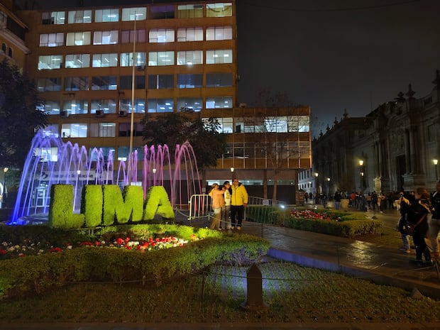 La gran apertura de las cámaras permiten captar buenas fotos incluso de noche.