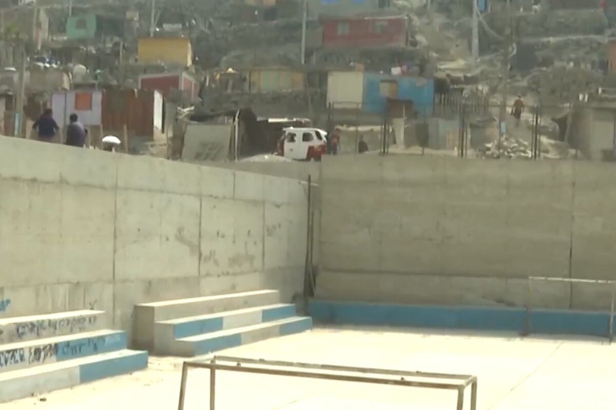 Obra sin cercado ni vigilancia representa un riesgo constante para los niños de la zona. (Foto: Captura/América Noticias)