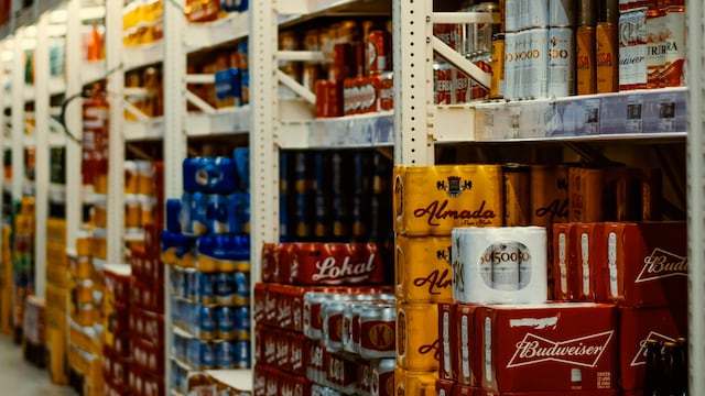 ¡El reto más loco del Mundial! Compró 48 cervezas y beberá una cada vez que eliminen a una selección