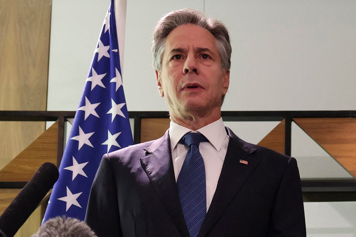 El secretario de Estado de Estados Unidos, Antony Blinken, habla antes de su reunión con el presidente de Israel, en Tel Aviv, el 19 de agosto de 2024. (Foto de Kevin MOHATT / POOL / AFP)