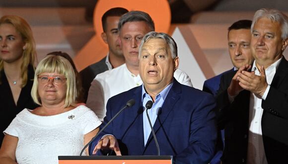 El primer ministro húngaro, Viktor Orban, habla junto a miembros del partido Fidesz durante las elecciones para el Parlamento Europeo el 9 de junio de 2024. (Foto de Atila KISBENEDEK / AFP).