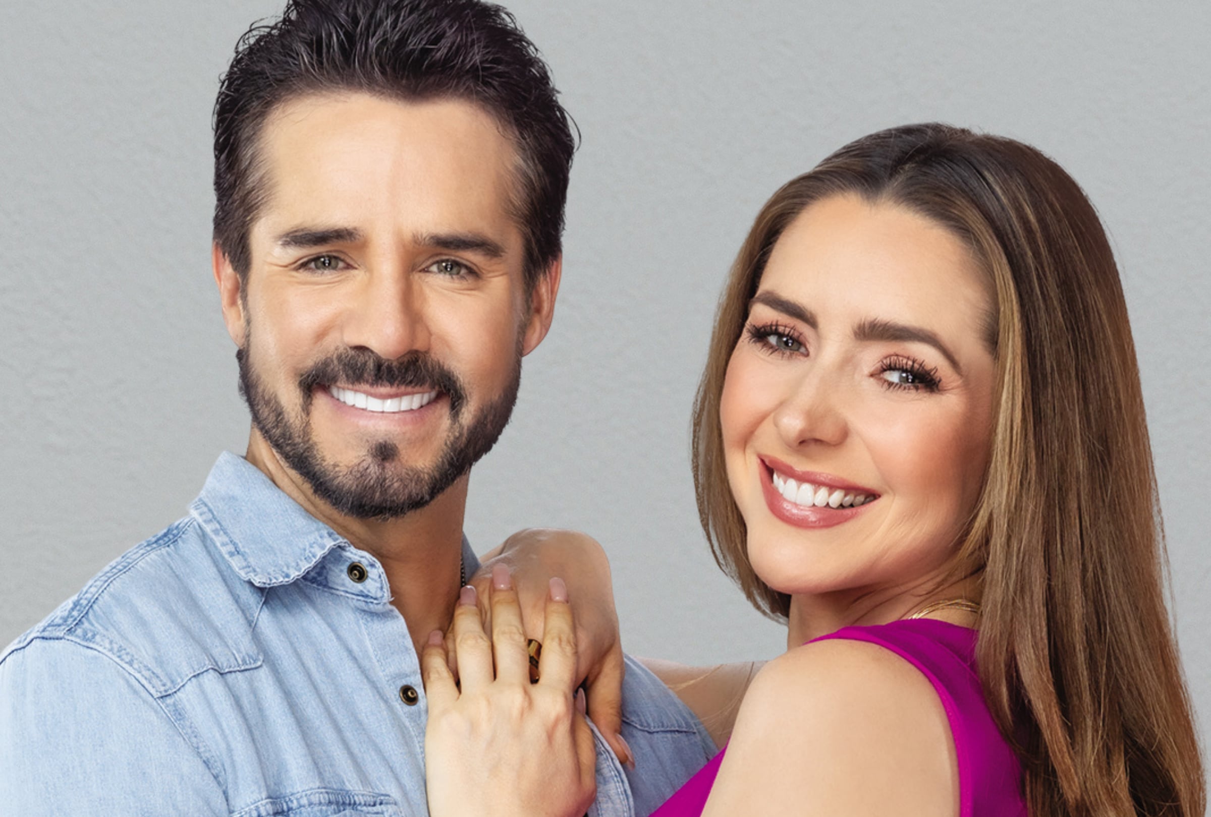 En la telenovela "Papás por conveniencia", José Ron interpreta a Constantino "Tino" Guevara Barajas, mientras que Ariadne Díaz le da vida a Aidé Mosqueda Guerrero (Foto: TelevisaUnivison)