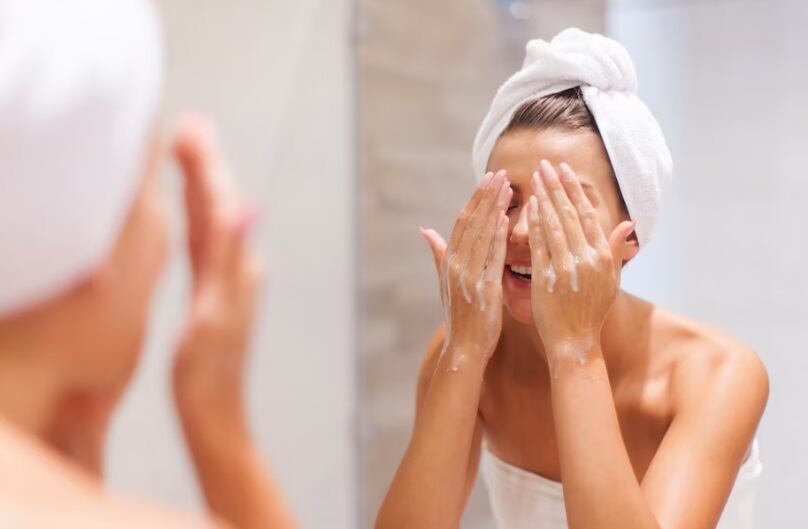 El dermatólogo Roger Kapoor explicó que esta rutina es clave para eliminar la suciedad, la contaminación y los gérmenes acumulados durante el día. (Foto referencial: Freepik)