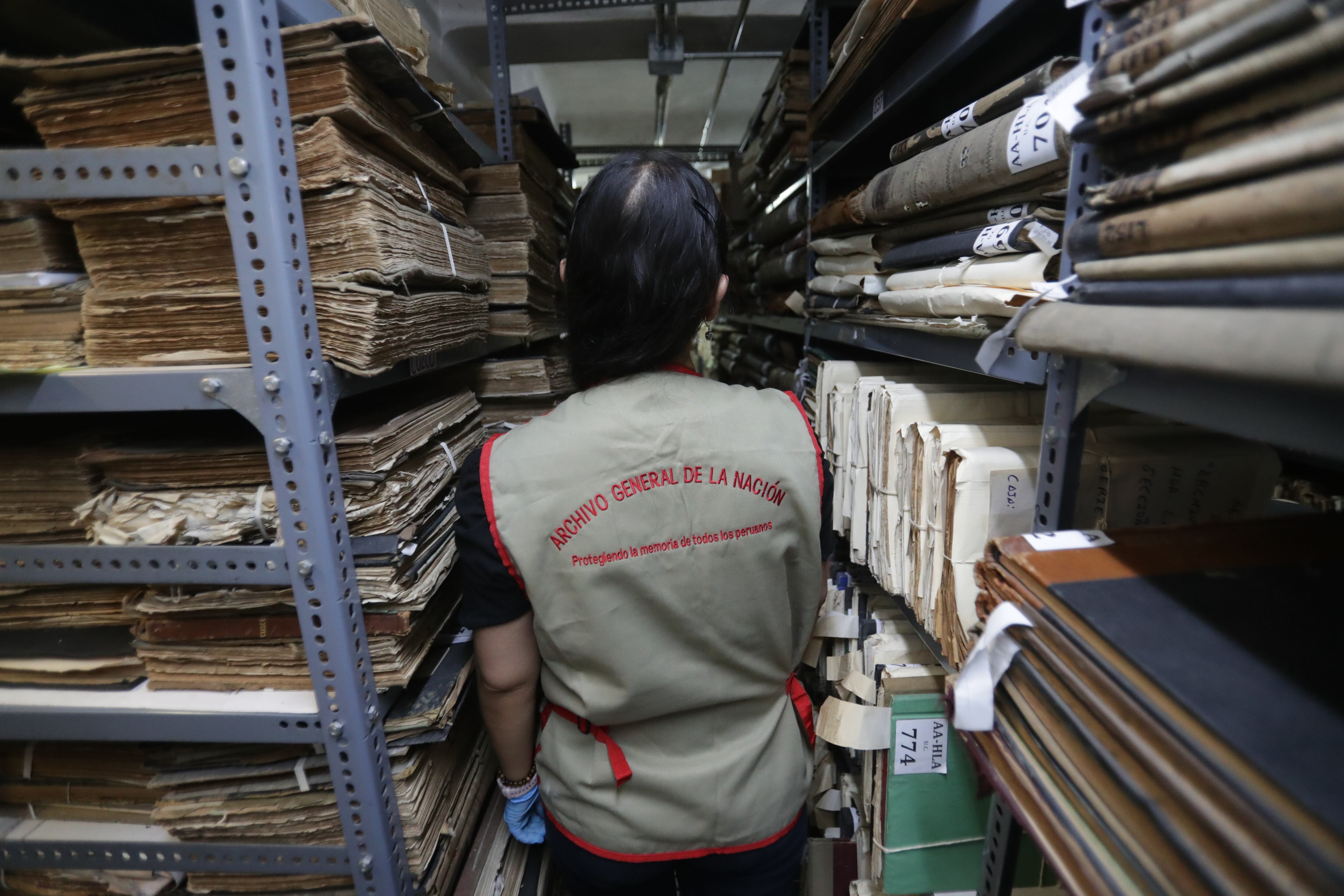 El personal del AGN trabaja en un ambiente saturado. Corren un gran peligro para escapar ante un sismo de gran magnitud.
FOTOS: ALESSANDRO CURRARINO / EL COMERCIO