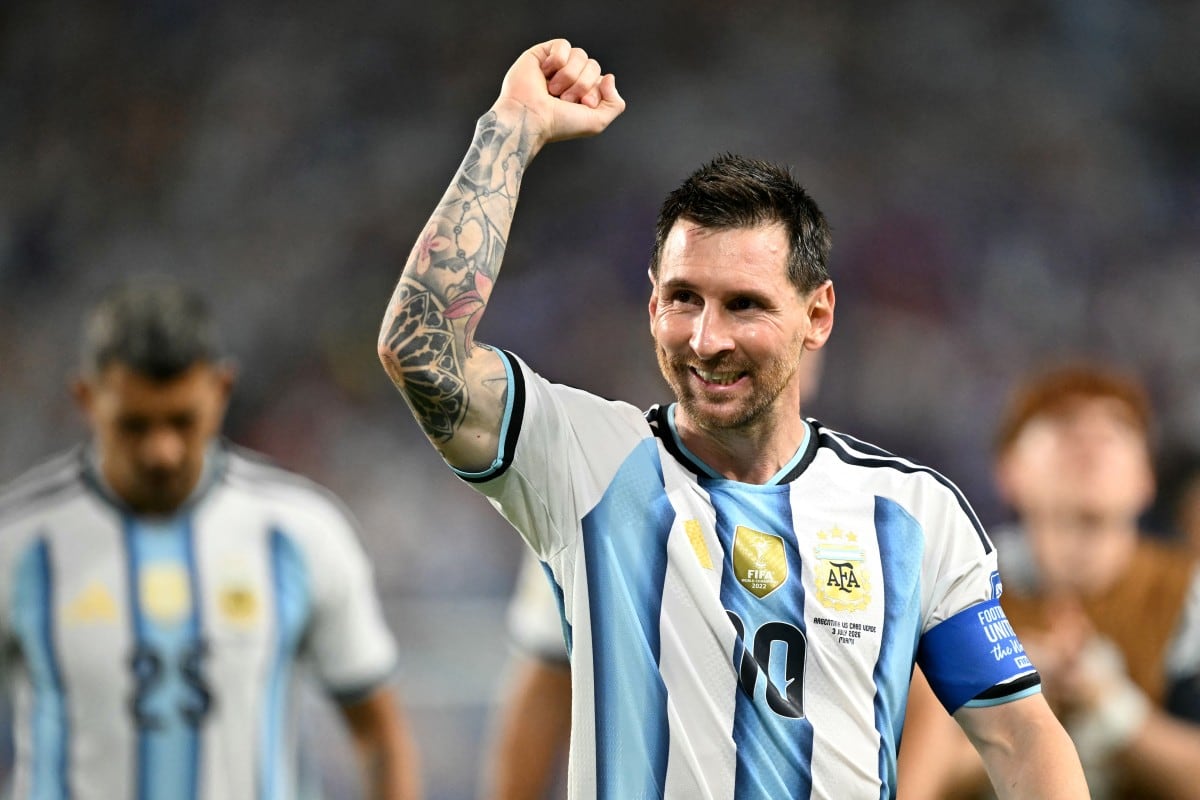 Admiración al '10′: Jugadores de Cabo Verde interrumpen la zona mixta para pedirle una foto a Lionel Messi