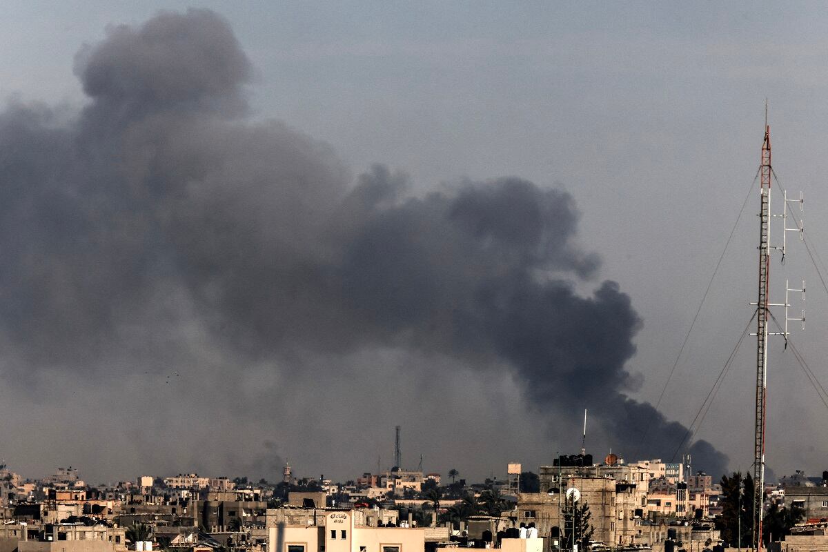 Una fotografía tomada desde Rafah muestra el humo que se eleva tras el bombardeo israelí en Jan Yunis, en el sur de la Franja de Gaza, el 20 de diciembre de 2023. (Foto de MAHMUD HAMS / AFP)