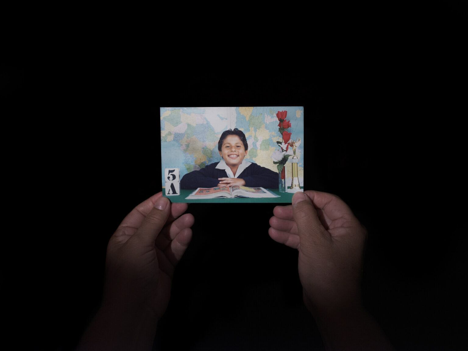 Ana Lucía Gasca Boyer, sostiene una fotografía de su hijo Ricardo Lagunes, reconocido abogado de derechos humanos que se encuentra desaparecido en Michoacán. Foto: Luis Rojas / Panos Pictures / Global Witness.