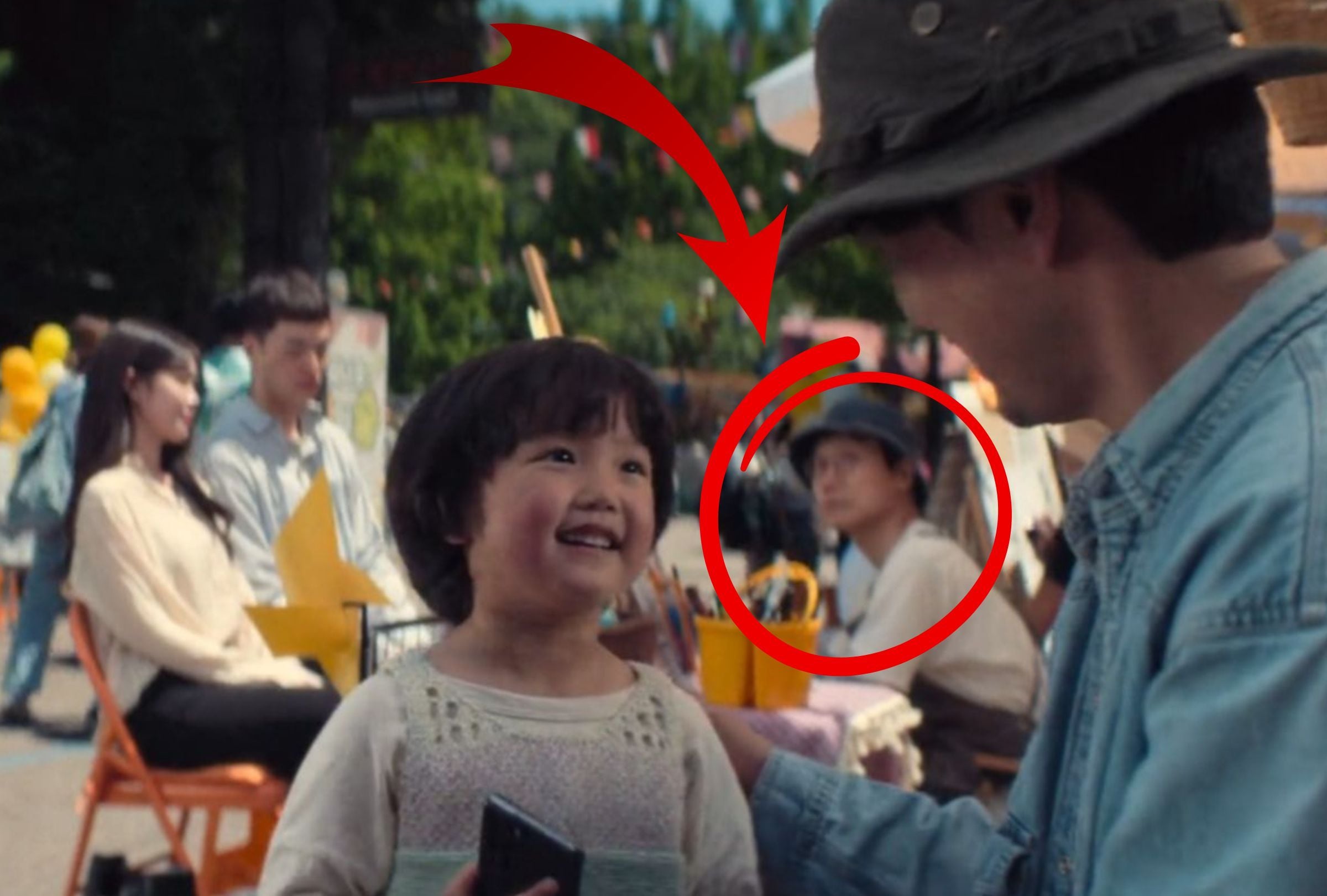 De fondo Hwang Dong-hyuk, el creador de "El juego del calamar", haciendo un cameo en la tercera entrega (Foto: Siren Pictures Inc. / Netflix)