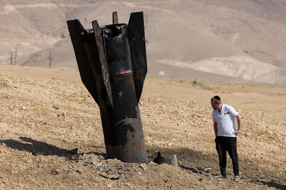 Un hombre inspecciona un misil que cayó en las afueras de Jericó el 8 de junio de 2026, tras los ataques de Irán y de los rebeldes hutíes contra Israel. (Foto de Ahmad GHARABLI / AFP).