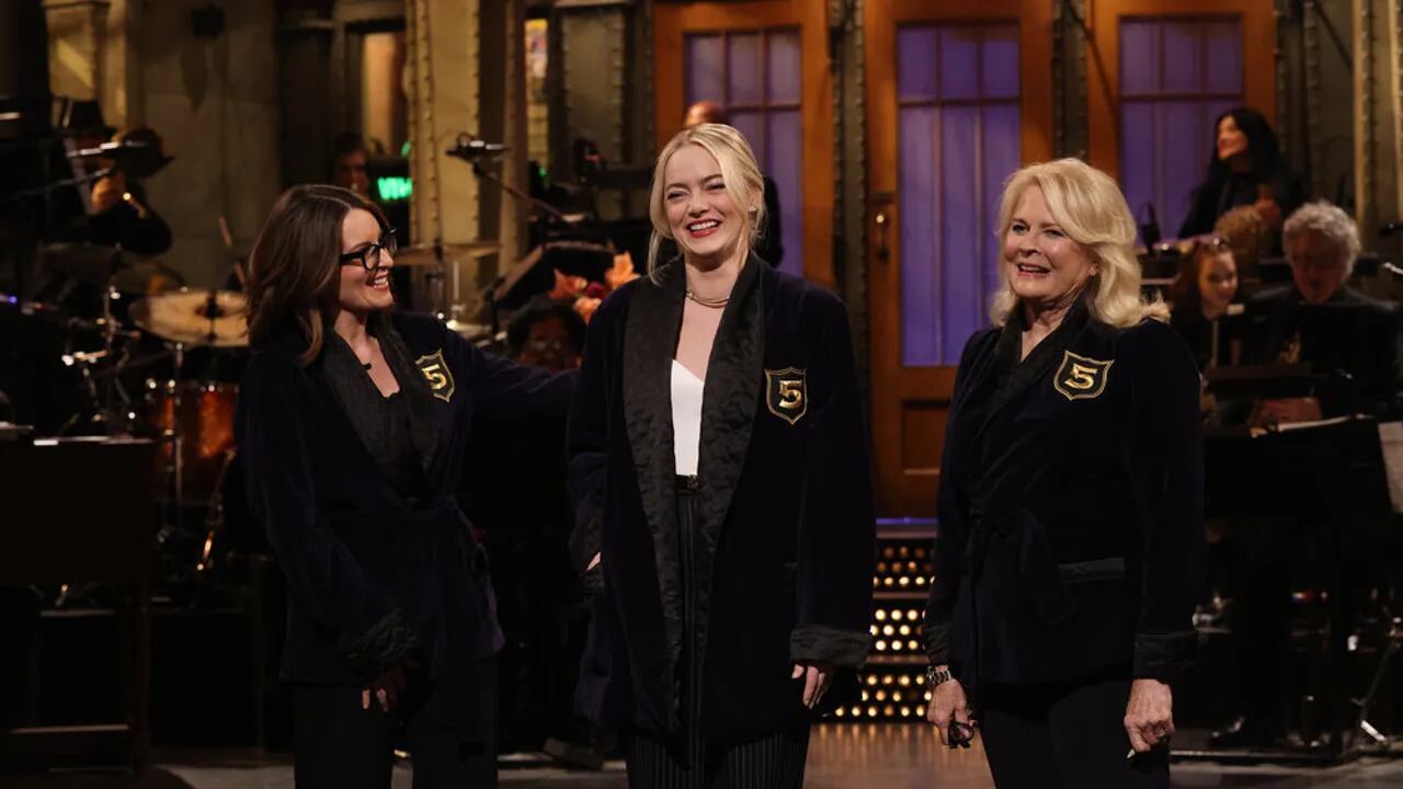 Tina Fey, Emma Stone y Candice Bergen en una escena del show "Saturday Night Live" (Foto: NBC)