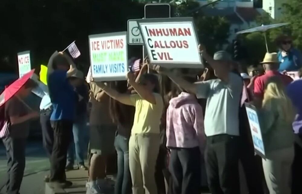 Distintas personas se unieron para manifestarse en contra de los operativos migratorios de ICE. (Crédito: Noticias Telemundo / YouTube)