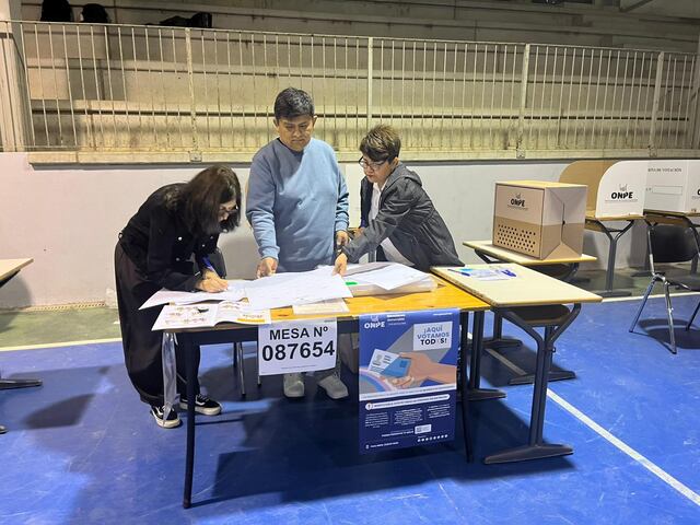 Miembros de mesa atienden a votantes en el Colegio Juan Neupomoceno de Sevilla. (Consulado General del Perú en Sevilla).