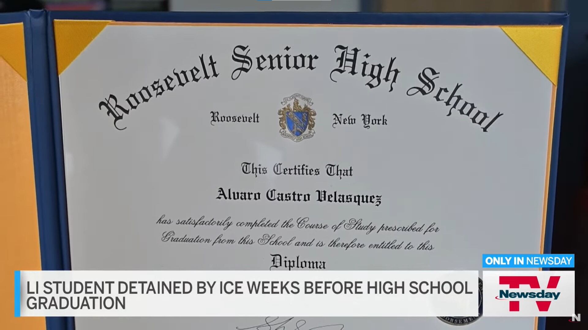 El diploma que acredita que este adolescente de 18 años culminó satisfactoriamente su etapa escolar. (Crédito: Newsday / YouTube)
