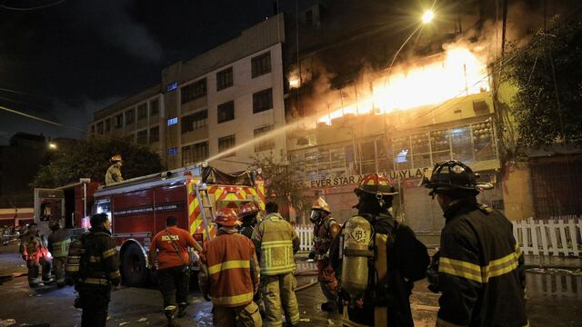 Mesa Redonda: un gran incendio destruyó galería ubicada en el jirón Andahuaylas del Centro de Lima | VIDEOS y FOTOS