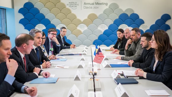 El asesor de seguridad nacional de EE. UU., Jake Sullivan (segundo por la izquierda), y el secretario de Estado de EE. UU., Antony Blinken (tercero por la izquierda), hablan con el presidente ucraniano Volodymyr Zelensky (segundo por la derecha) durante una reunión bilateral en la reunión anual del Foro Económico Mundial (FEM) en Davos en enero. 16 de diciembre de 2024. (Foto de Fabrice COFFRINI / AFP)