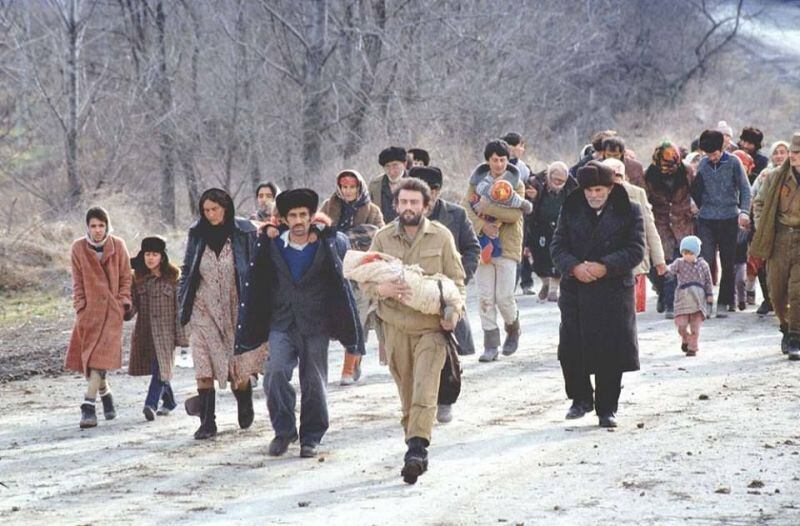 Desplazados internos azerbaiyanos expulsados de sus hogares y escapando de la masacre en 1992.