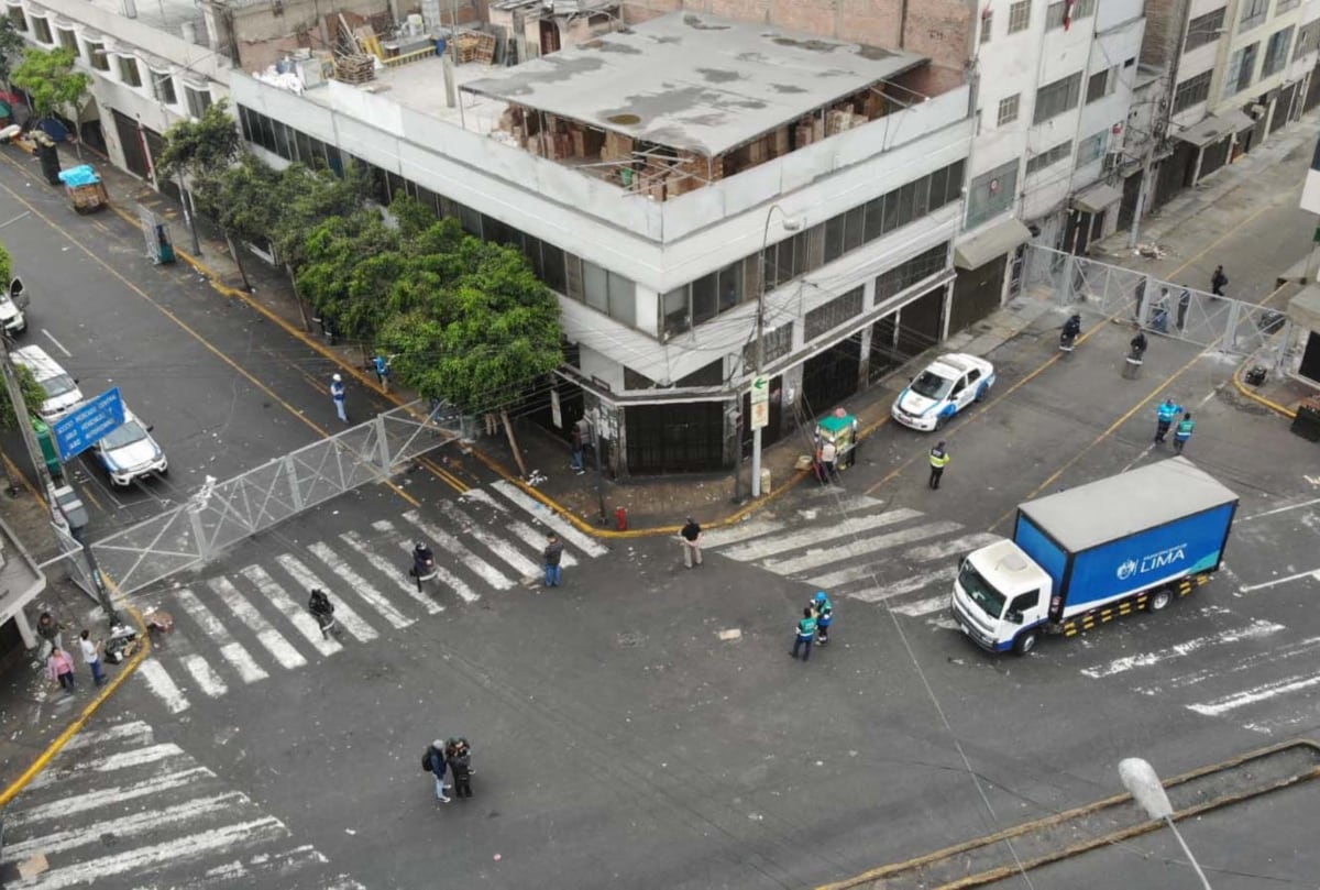 La Municipalidad de Lima ha colocado rejas en las principales entradas del Mercado Central y Mesa Redonda. (Foto: Andina)
