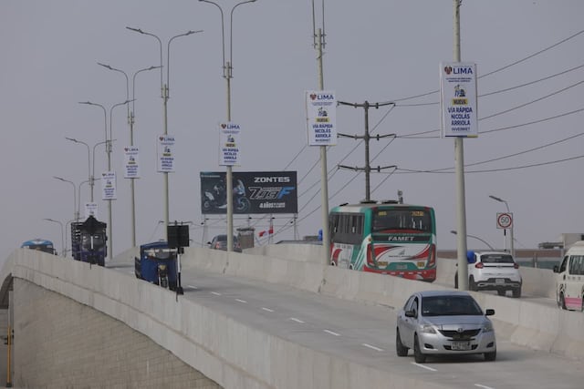 Diversas unidades de transporte público, mototaxis y vehículos particulares circulan por primera vez sobre la rampa del viaducto elevado Nicolás Arriola, la cual cuenta con paneles informativos de la comuna metropolitana en cada poste de alumbrado. Foto: Antonio Melgarejo/@photo gec