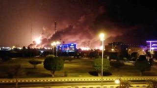 Atacan con drones refinerías petroleras en Arabia Saudita y causan grandes incendios