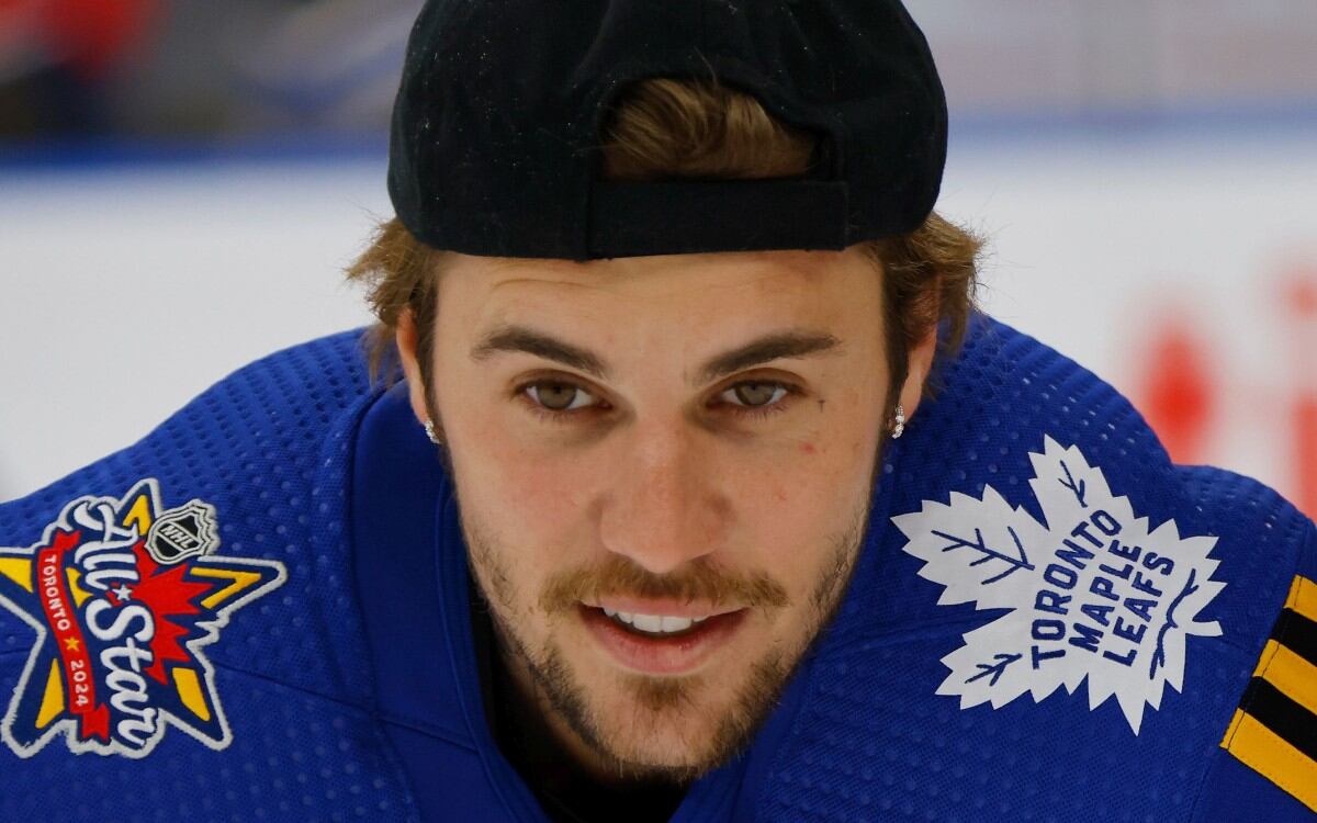 El cantante compartió fotos jugando básquet en Instagram con una canción romántica, justo cuando su exnovia celebraba su boda. (Foto: Bruce Bennett / Getty Images)