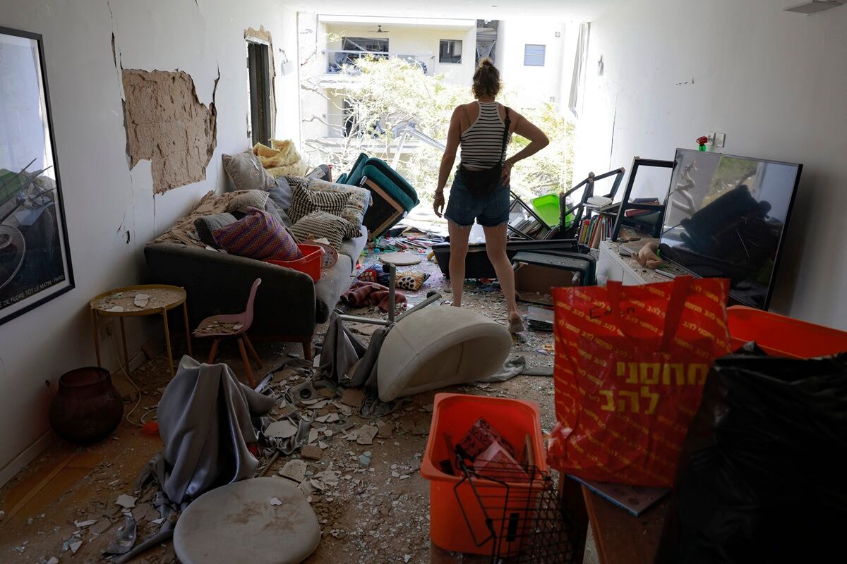 Un residente revisa los daños en su apartamento causados por un ataque iraní que golpeó un barrio residencial en la zona de Ramat Aviv, en Tel Aviv, el 22 de junio de 2025. (Foto de Menahem Kahana / AFP)