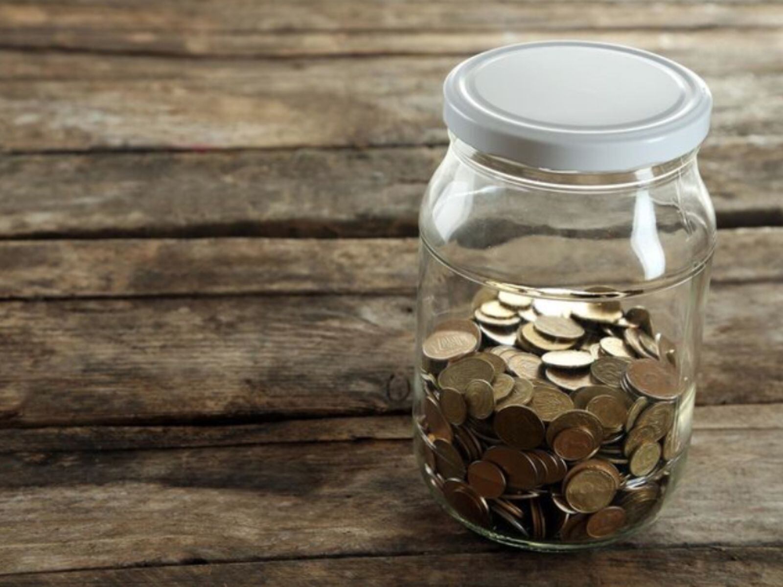 Un buen lugar para colocar tu frasco con monedas es en la entrada de tu hogar. (Crédito: Freepik)