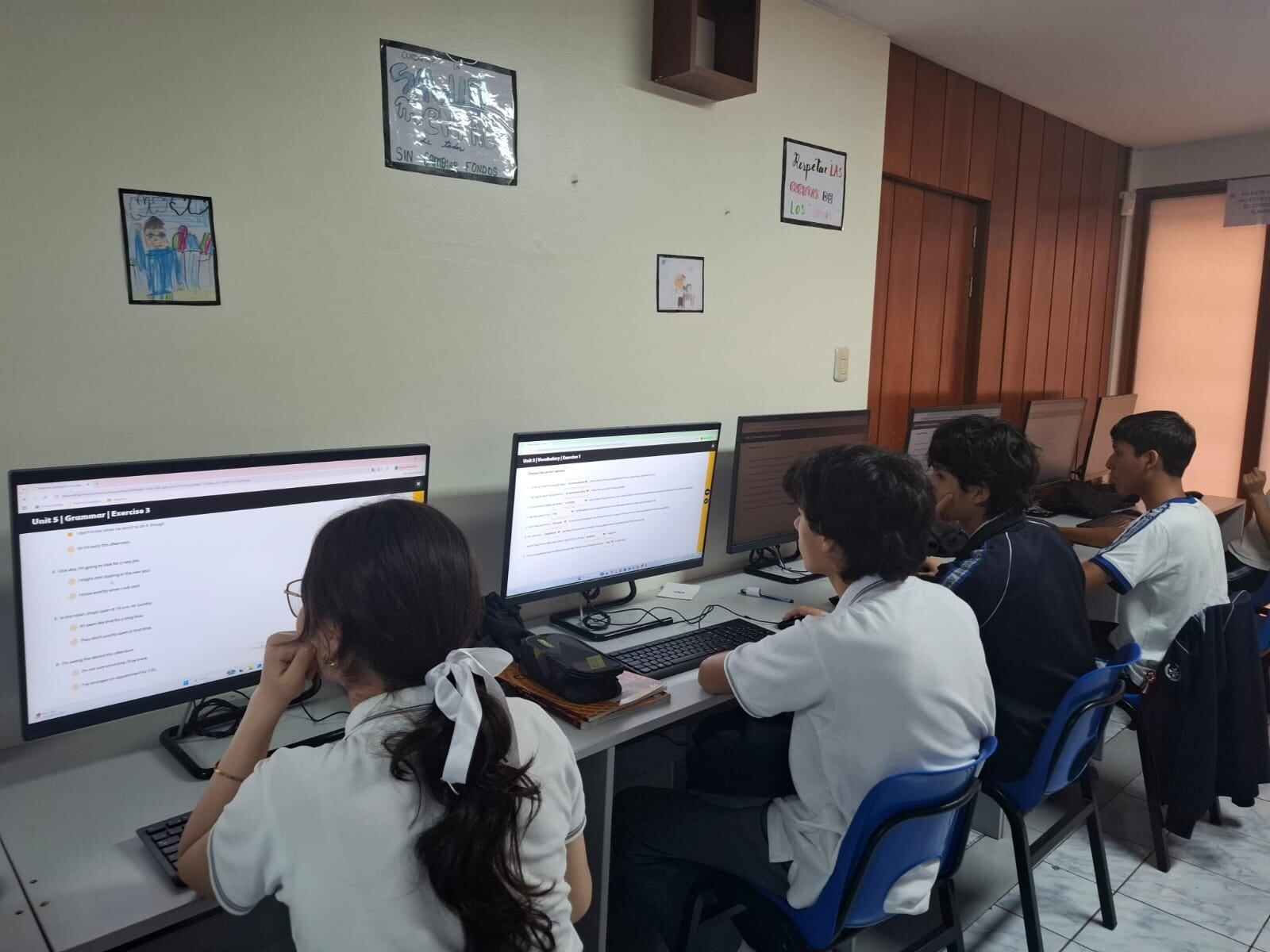 Estudiantes del Colegio Mater Christi en Surco.