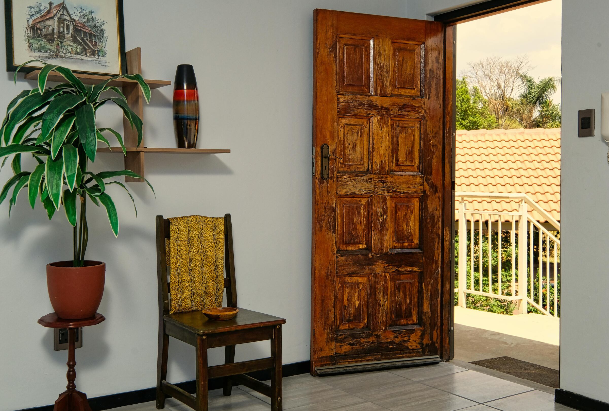 El roce de la puerta con el suelo es un problema que se puede solucionar con las herramientas que tienes en el hogar. (Foto: Pexels/Alexander F Ungerer).