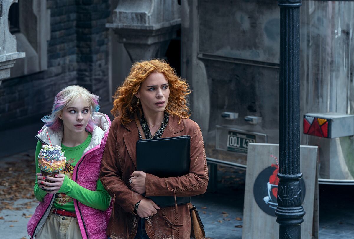 Emma Myers es Enid Sinclair, y Billie Piper interpreta a Isadora Capri en