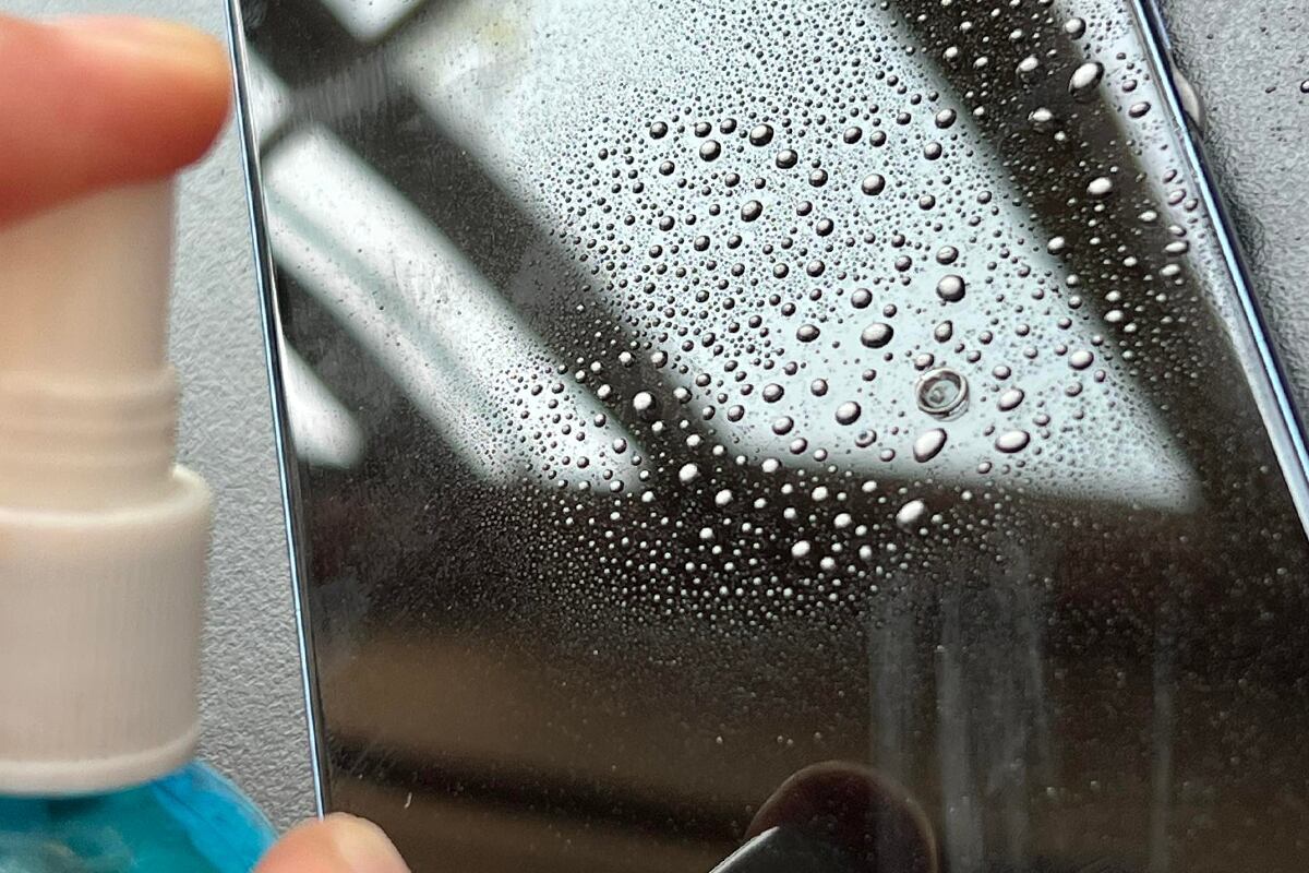 ¿Alguna vez has querido limpiar tu celular con alcohol? Aquí te decimos por qué no hacerlo. (Foto: MAG - El Comercio)