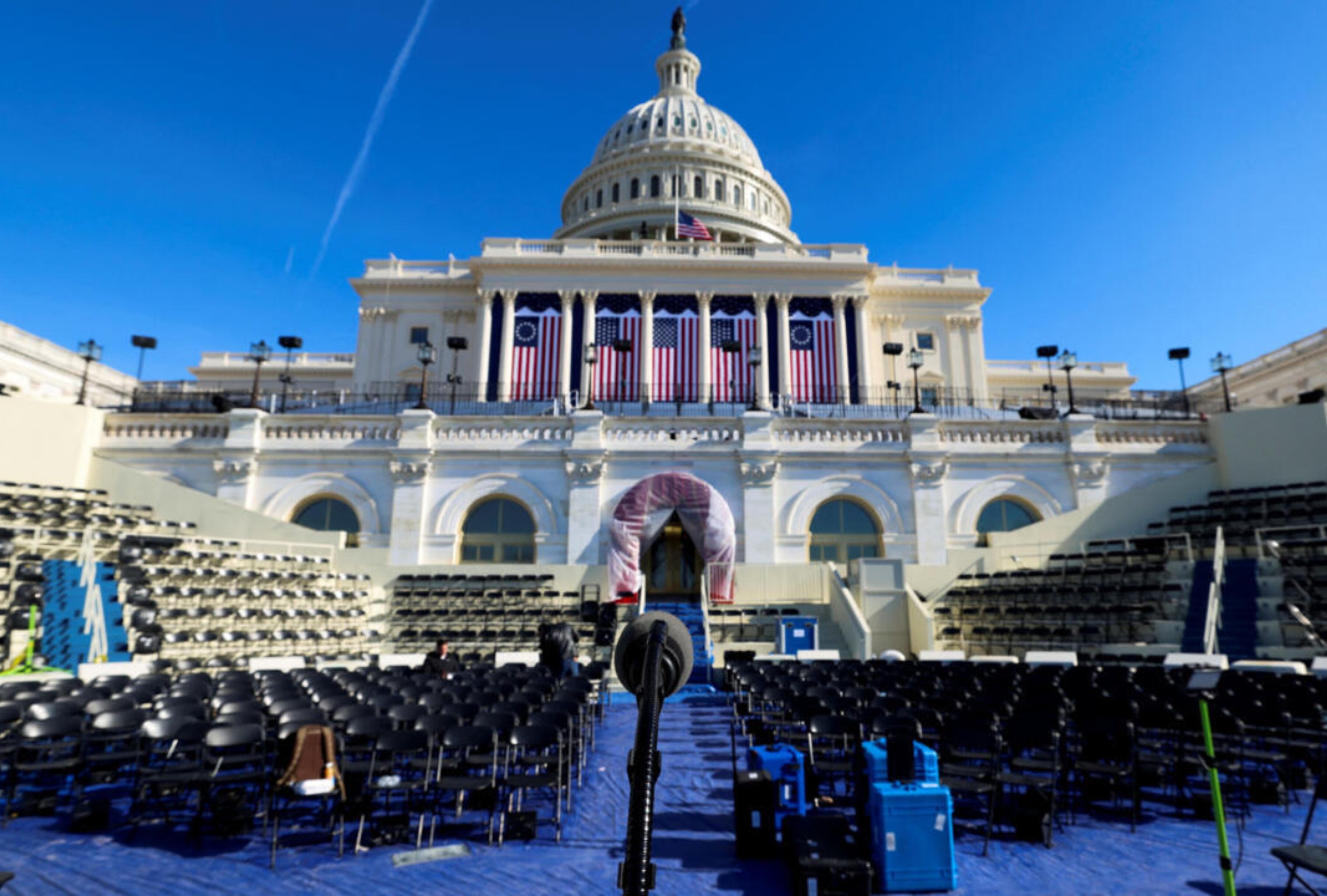 Sillas vacías en el estrado inaugural tras anunciarse que la toma de posesión de Trump será en el interior debido al frío. (Foto: REUTERS)